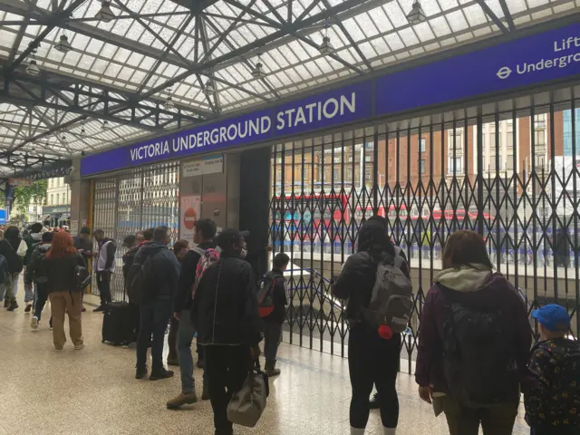 Victoria Tube station closed