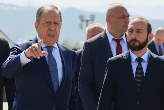 Russian Foreign Minister Sergei Lavrov (left) and Armenian Foreign Minister Ararat Mirzoyan (right) in Yerevan