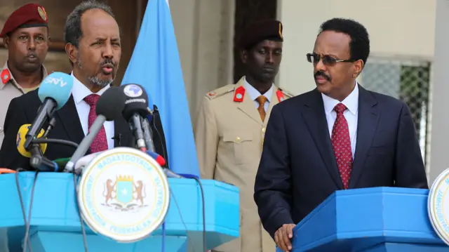 Somalia's new President Hassan Sheikh Mohamud (L), flanked by outgoing President Mohamed Abdullahi Mohamed