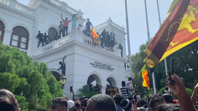 Protesters outside the building of the prime minister's office