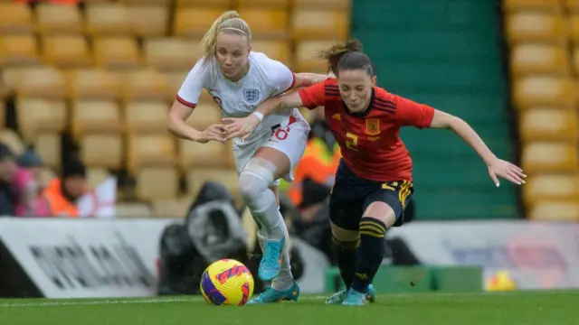 Beth Mead of England and Ona Batlle Pascual of Spain battle for the ball during the Arnold Clark Cup