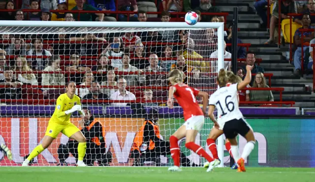 Linda Dallmann shoots