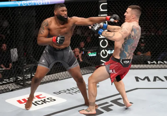 Tom Aspinall kicks Curtis Blaydes