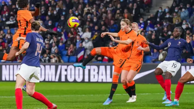 Vivianne Miedema (centre)