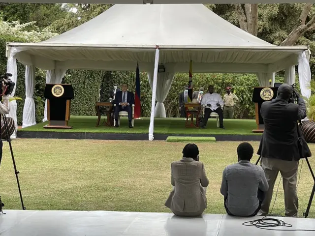 Russia’s foreign minister (l) and Uganda’s President Museveni (R)