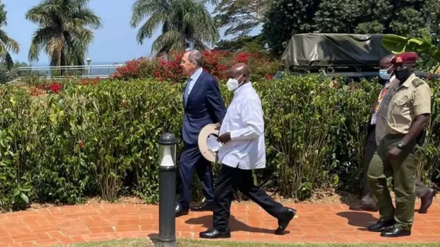 Russia’s foreign minister (l) and Uganda’s President Museveni (R) walking at State House in Uganda