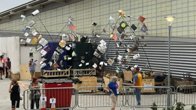 Books on a wire structure