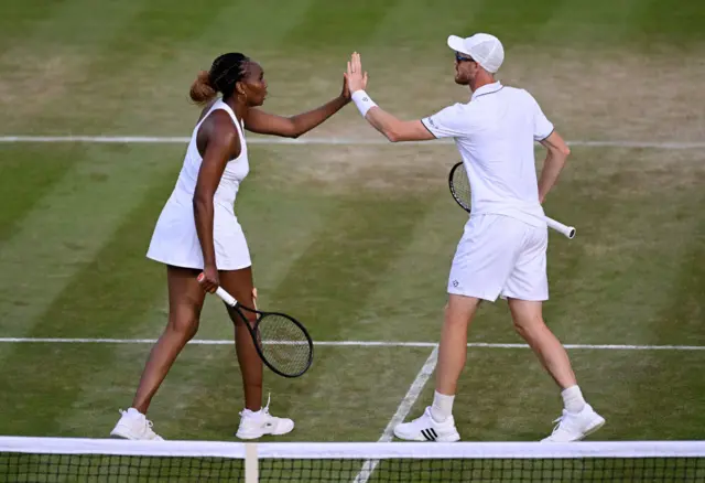 Venus Williams and Jamie Murray high-five