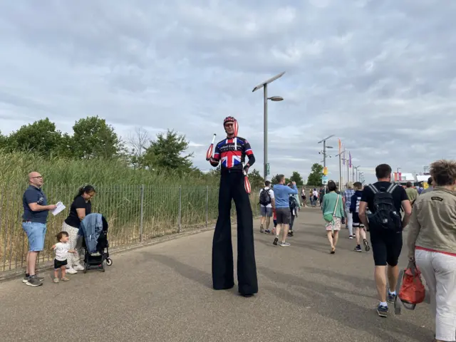 Cyclist juggling on stilts