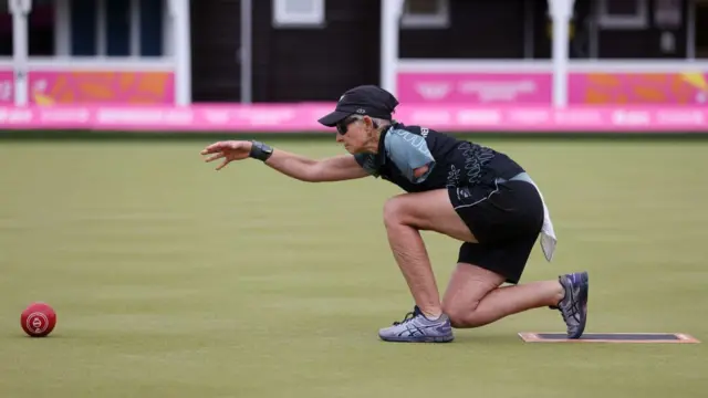 Para lawn bowls action