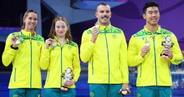 Kyle Chalmers (second right) won gold in the mixed 4x100 freestyle relay at the Commonwealth Games, alongside former girlfriend Emma McKeon (left)