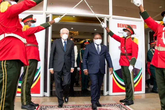 Italian President Sergio Mattarella (L) and Mozambique’s leader Filipe Nyusi (R) in Maputo, Ita;tu