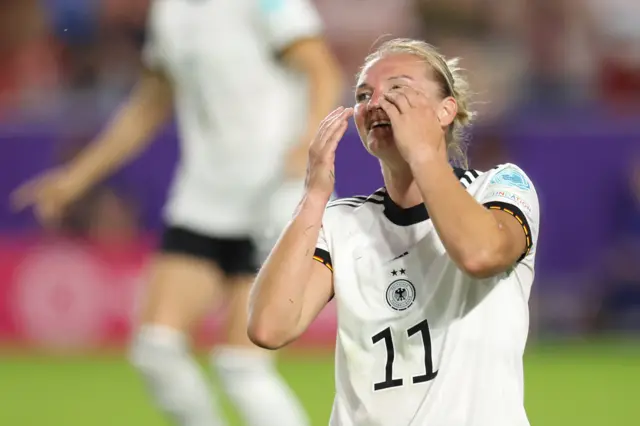 Alexandra Popp celebrates