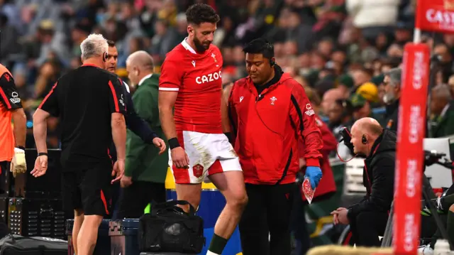 Alex Cuthbert goes off injured