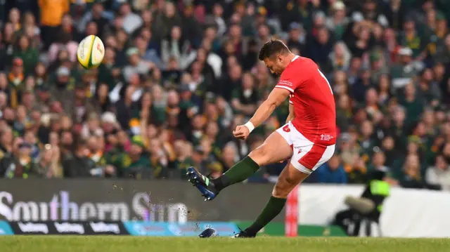 Dan Biggar misses a kick