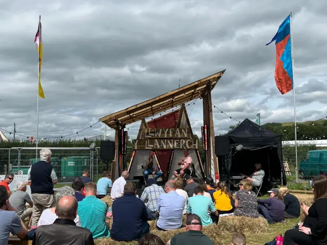 Owain Tudur Jones a Macolm Allen ar Lwyfan y Llannerch