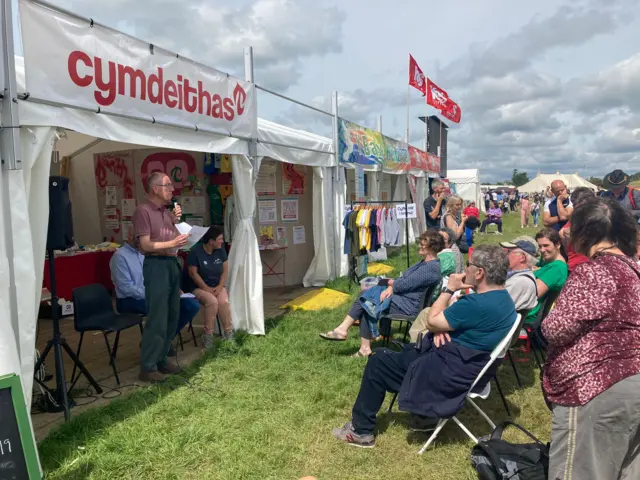 Tyrfa tu allan i babell Cymdeithas yr Iaith yn trafod gwarchod enwau llefydd Cymraeg