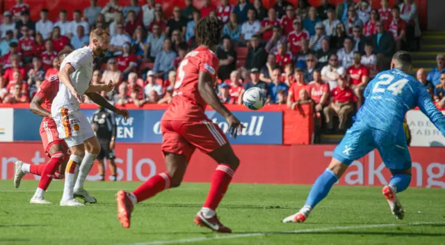 Kevin van Veen scores