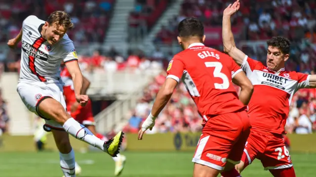 Sander Berge scores