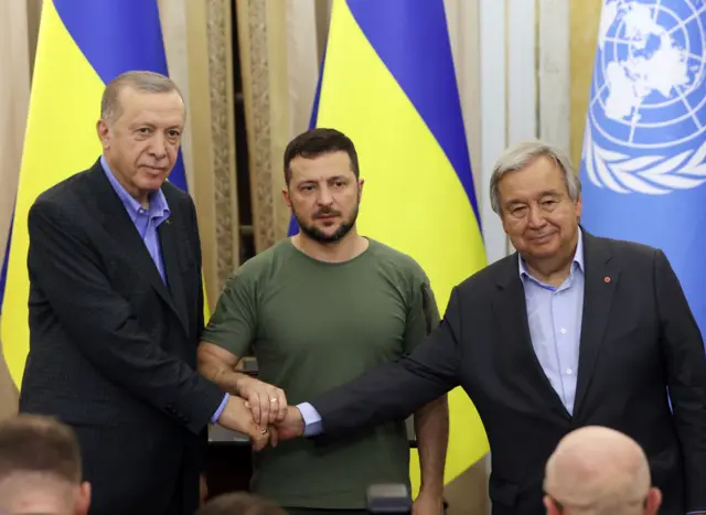 Turkish President Recep Tayyip Erdogan (L), Ukrainian President Volodymyr Zelenskyy (C) and United Nations Secretary-General Antonio Guterres (R)