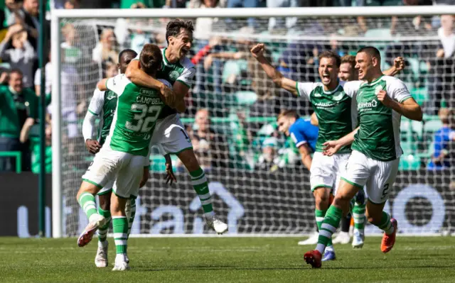 Hibs players celebrate Josh Campbell's late equaliser