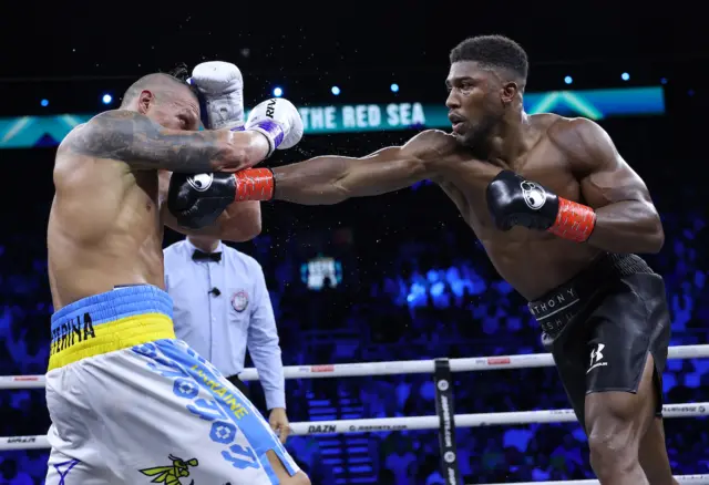 Oleksandr Usyk blocks Anthony Joshua