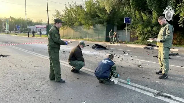 Investigators work at the site of a suspected car bomb attack that killed Darya Dugina in Moscow region