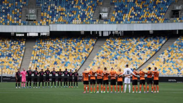 Footballers from Shakhtar Donetsk and Metalist Kharkiv link arms, 23 Aug 22