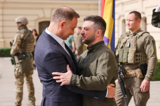 Ukraine's President Volodymyr Zelensky (R) and Poland's President Andrzej Duda in Kyiv