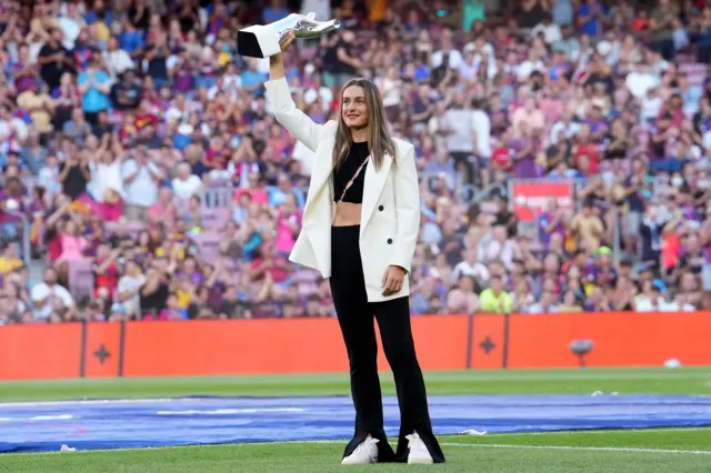 Alexia Putellas shows her trophy to Camp Nou