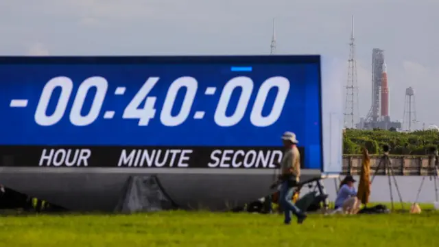 A large clock displays the number '-40 minutes', with the Space Launch System (SLS) rocket in the background