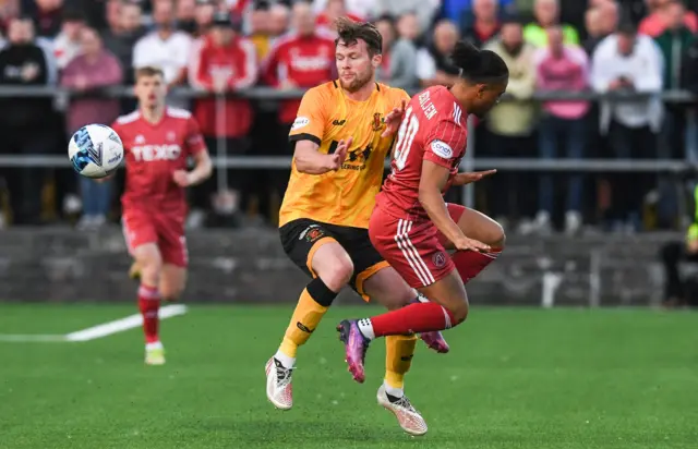 berdeen's Vicente Besuijen (R) and Annan's Tony Wallace during a Premier Sports Cup match between Annan Athletic and Aberdeen at Galabank