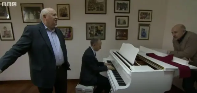 Gorbachev singing with Steve Rosenberg playing piano in 2013