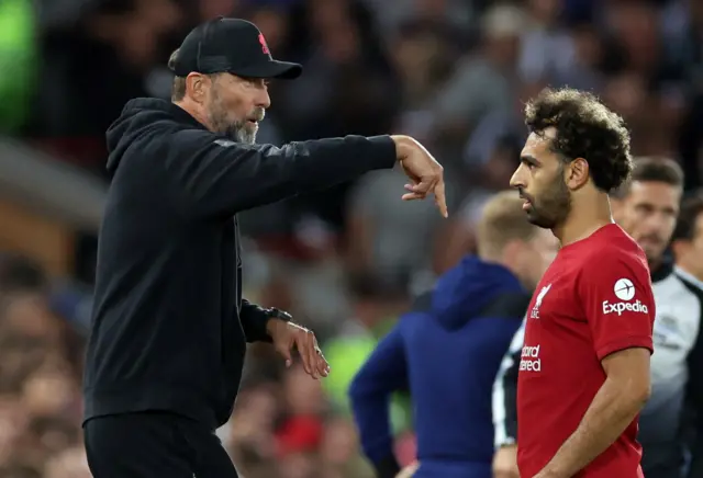 Jurgen Klopp speaks to Mohamed Salah