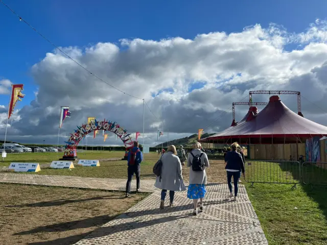 Tywydd braf wrth gyrraedd yr Eisteddfod