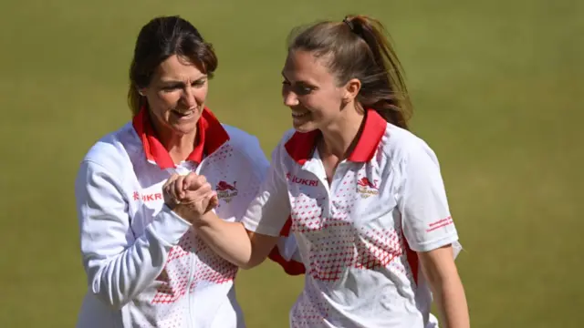 Eng lead Aus in Lawn Bowls final