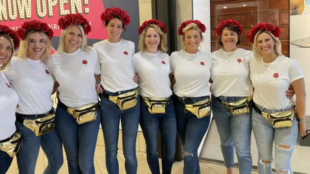 England fans with rose headbands and t-shirts