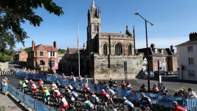 The peloton ride through the streets of Warwick during the Women's Road Race