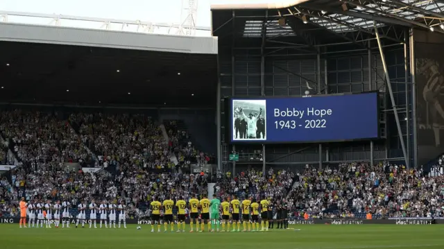 Minute's applause