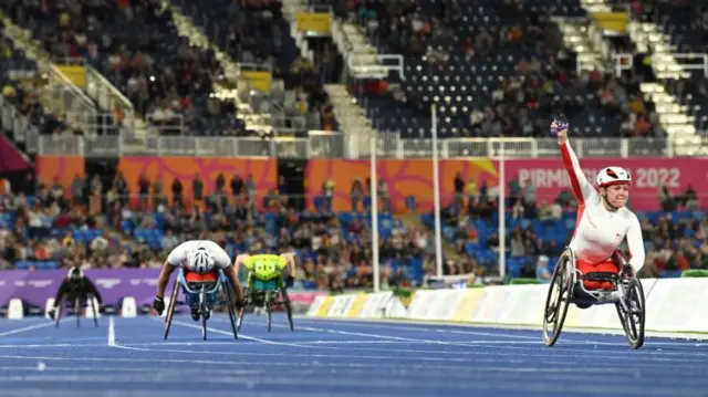 Hannah Cockcroft wins gold