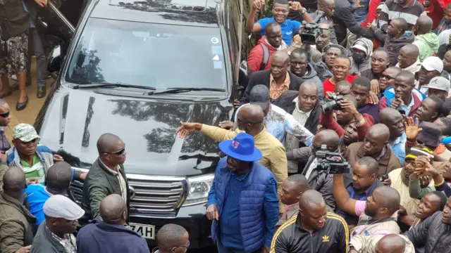 Kenyan presidential frontrunner arrives in Kibra