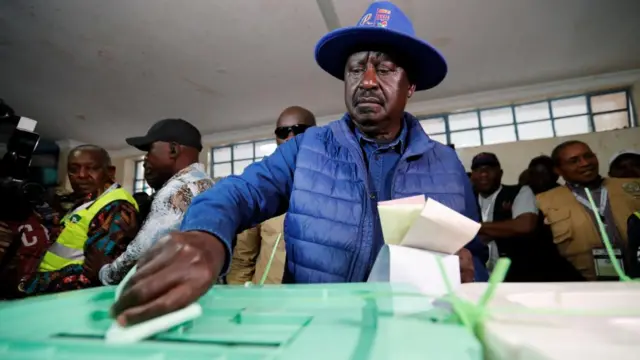 Raila Odinga votes in Kibra