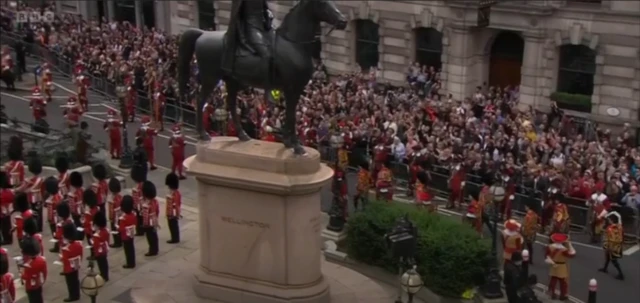 Procession arrives at the Royal Exchange in London