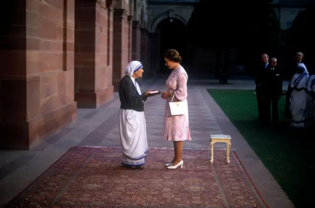 The Queen presents the Order of Merit to Mother Teresa at the Presidential Palace in Delhi, India, in 1983