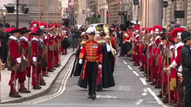 The procession leaves the Royal Exchange