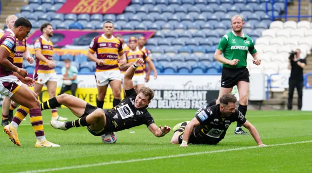 Ryan Brierley scores Salford's third try