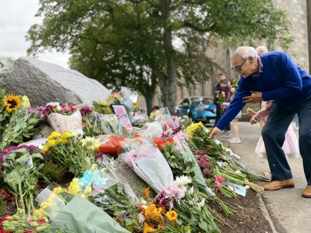 Man laying flowers