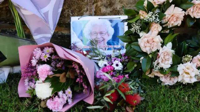 Messages of condolences and floral tributes to Queen Elizabeth II are left at Government House in Perth, Australia, 10 September 2022.