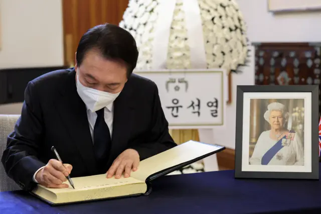 Yoon Suk-yeol signed a book of condolence at the British Embassy in Seoul on Friday