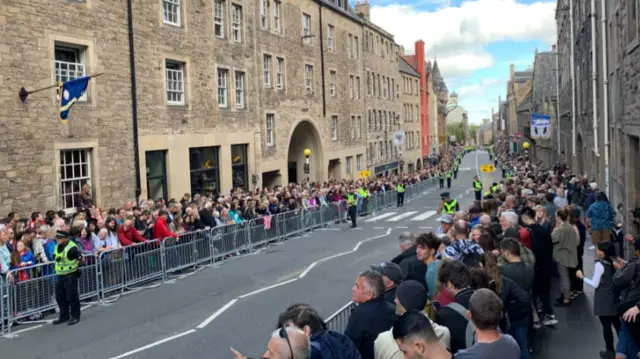 Canongate crowds